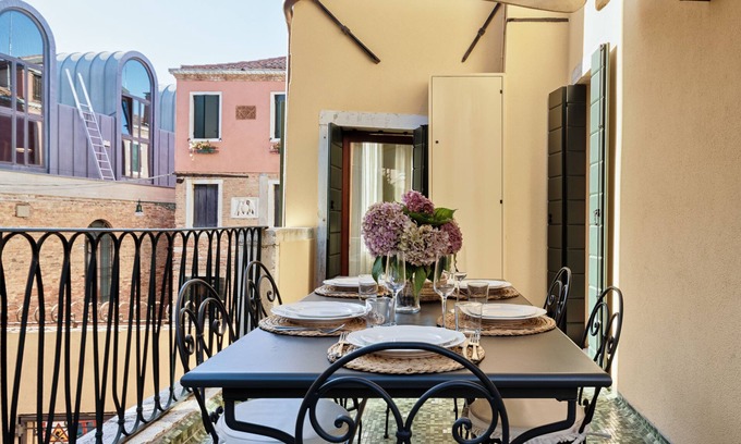 Dorsoduro Apartment | House of Guardians - Bright Apartment for 6 with Wonderful Terrace