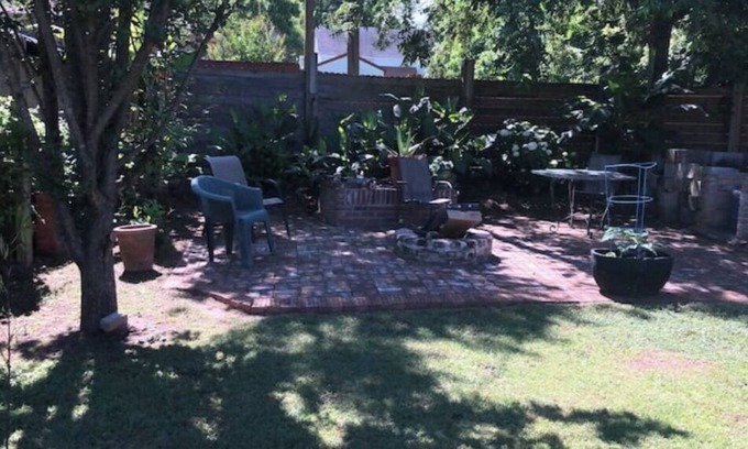 Crestline Heights House | House of the Lions quite and safe 1930s bungalow.