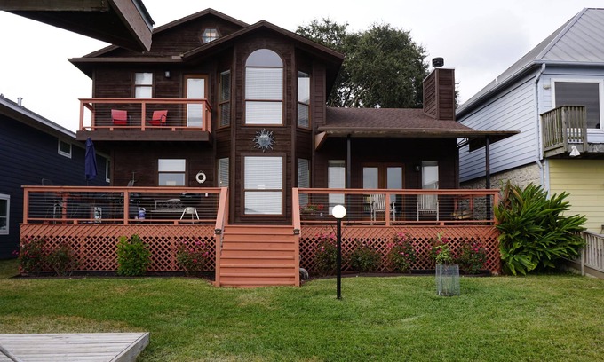 Clear Water Point House | House of the Sun is a luxurious setting for beautiful views of Lake Conroe.