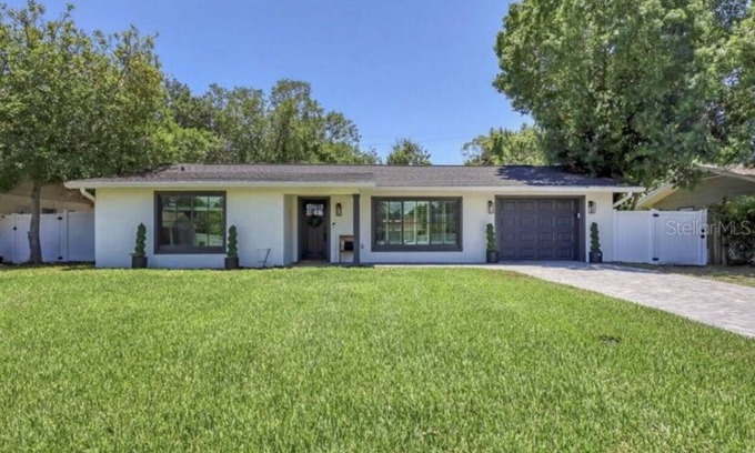 Arlington Park House | House on Hibiscus - New, Close to Beach and Everything Else. Pet Friendly!
