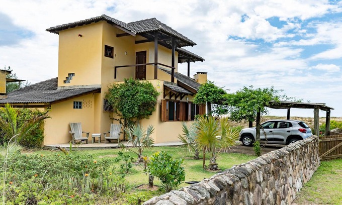 Barra de Ibiraquera House | house on the edge of the beach with spectacular view and large garden