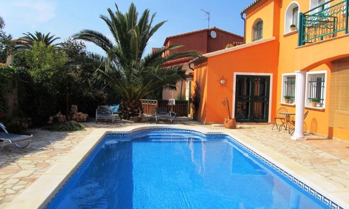 Sant Pere Pescador Ski Chalet | House Sabine, A/C, private pool, barbecue, wifi, 200m. to the beach. Costa Brava