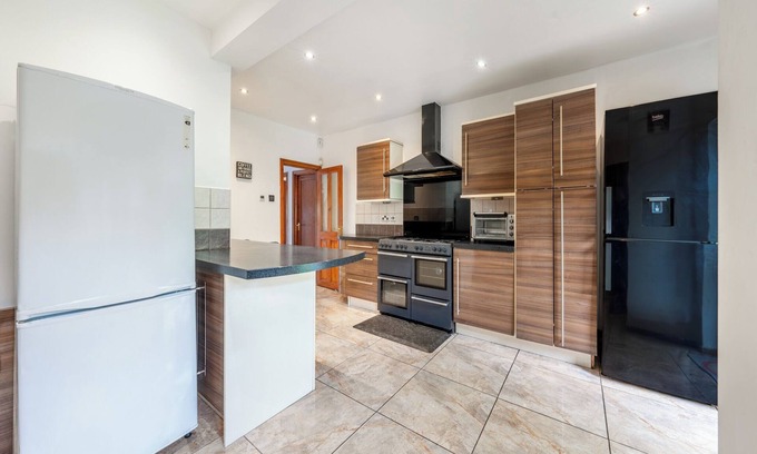 Underhill House | House - Sleeps 10 - Garden - Parking