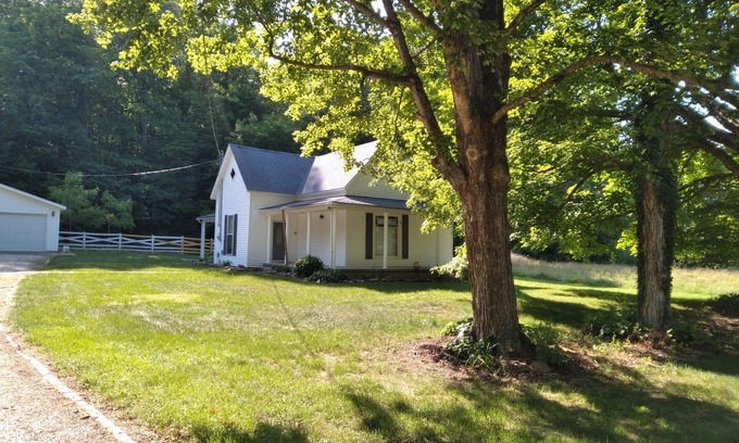 French Lick House | House sleeps 6. Just 5 minutes Patoka Lake boat ramp. Anglers Welcome!