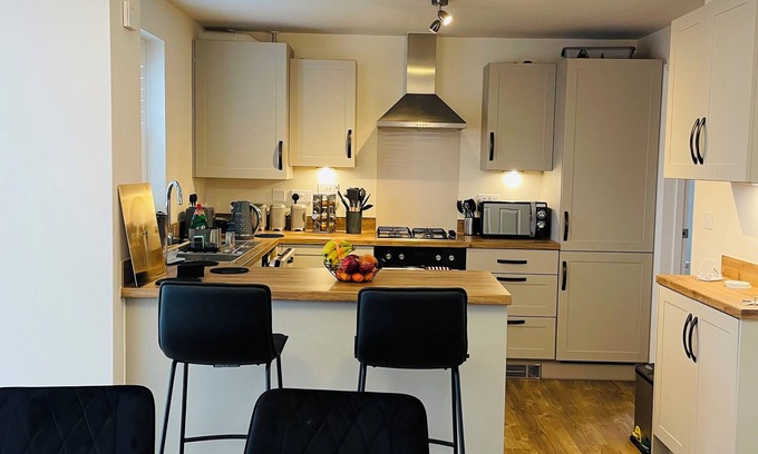 Kettering House | House-Sleeps 8 -Parking-Garden