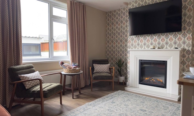 Saint Athan House | House Sleeps 8-Garden-Parking, Near Barry Island