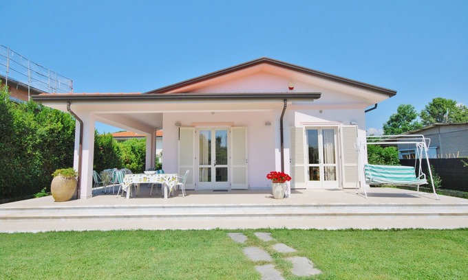 Marina di Pietrasanta Villa | House /Villa - PietrasantaHouse with garden