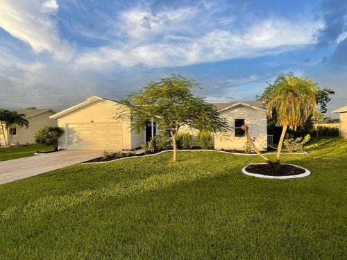 Trafalgar House | House WhiteHaven in Cape Coral