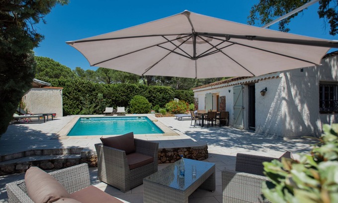 La Bouverie House | House with a private pool 15 km from the sea