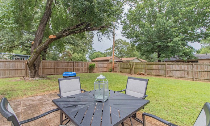 Conway House | House with fenced-in backyard near educational & medical institutions in Conway.