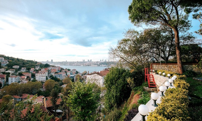 Uskudar Villa | House with Garden and Bosphorus View in Kuzguncuk