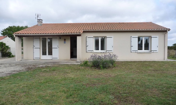 L'Eguille House | House with garden