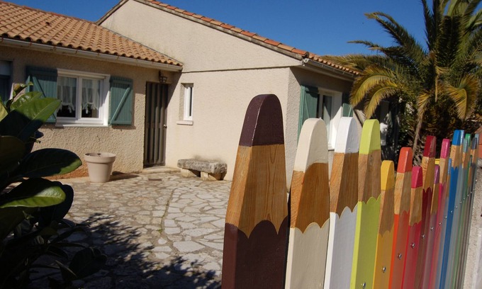 Garons House | House with garden, quiet and bright, Motorway exit Nîmes Garons Airport.