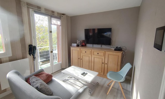 Buc House | House with independent basement and parking 2km from Versailles