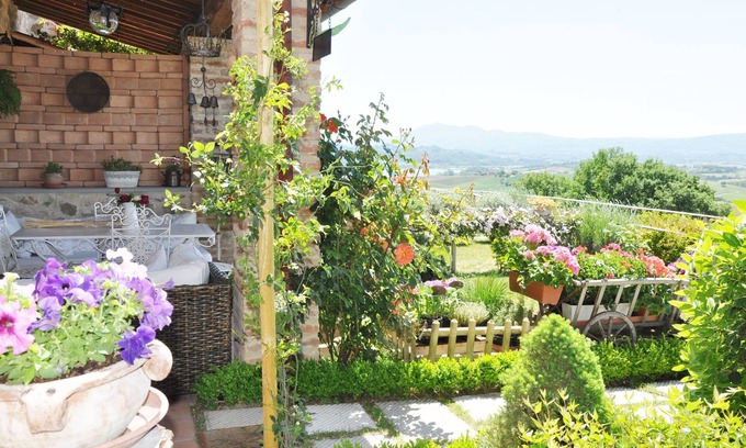 Castiglione del Lago Apartment | House with garden in a stone farmhouse