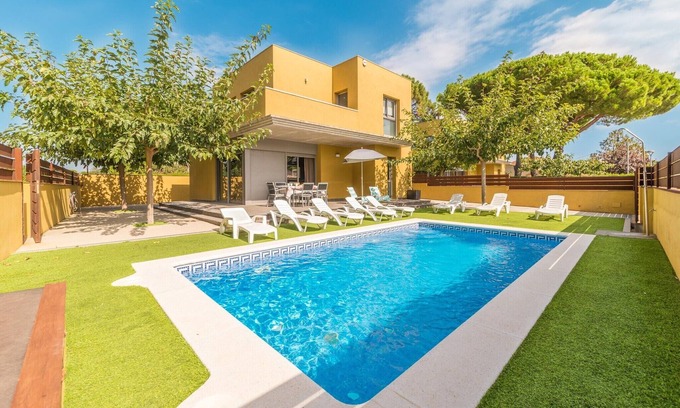L'Escala Villa | House with large garden and private pool