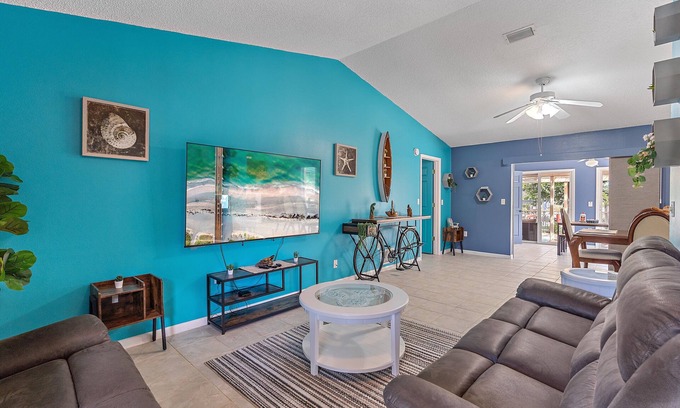 Port Charlotte House | House with outdoor pool and canal with access to the ocean, kayaks, bicycles