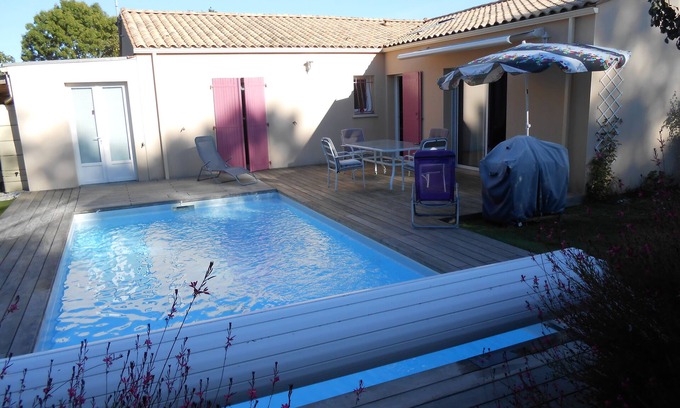 Breuillet House | House with pink shutters