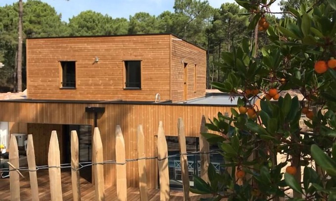 Maubuisson House | House with pool between lake and ocean