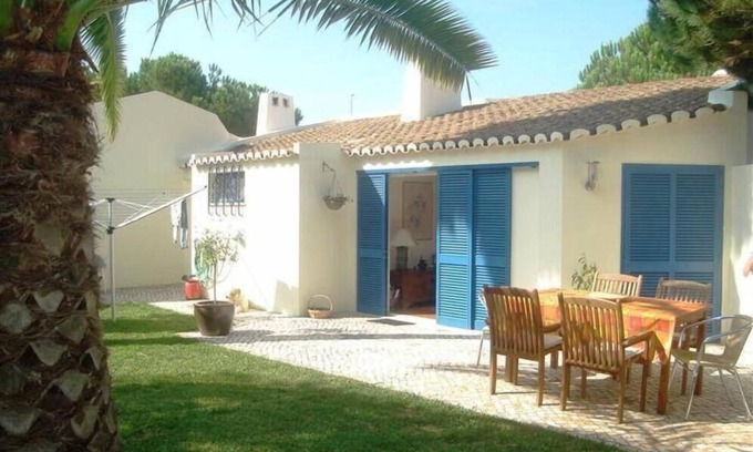Alagoas House | House with private garden, swimming pool and tennis court in residence