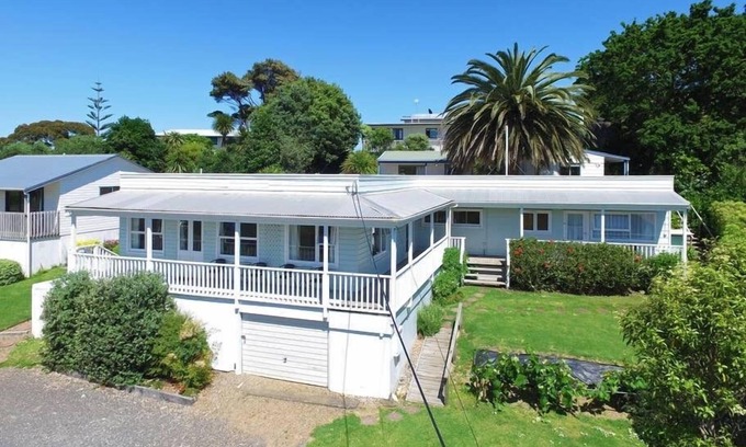 Ostend Cottage | House with self-contained adjoining studio. Great for large groups