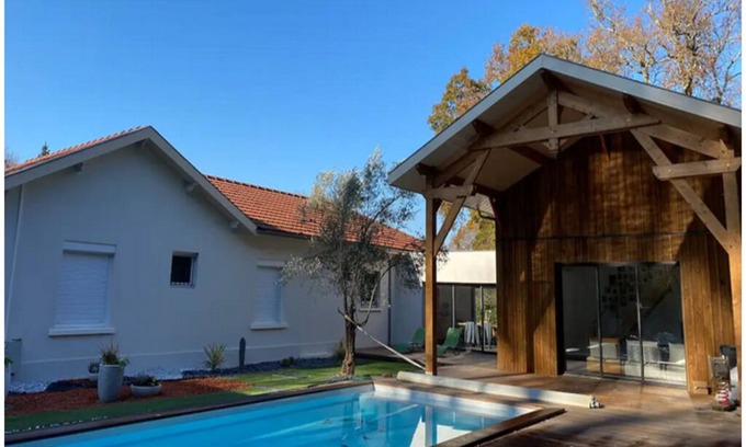 La Brede House | House with swimming pool and large garden