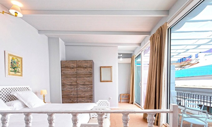 Santa Cruz Cottage | House With Terrace Near Cathedral. Mateos Gago VI