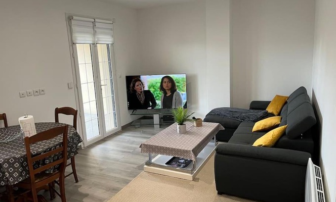 Le Thillay Apartment | House with terrace près de l'Aéroport RoissyCDG - Tour Eiffel - Champs Elysée - Paris - Aéroville centre commercial - Parc Astérix - Disneyland Paris - Mer de sable - Châteaux de Chantilly et Ecouen - Parc des expositions Villepinte - Le Bourget