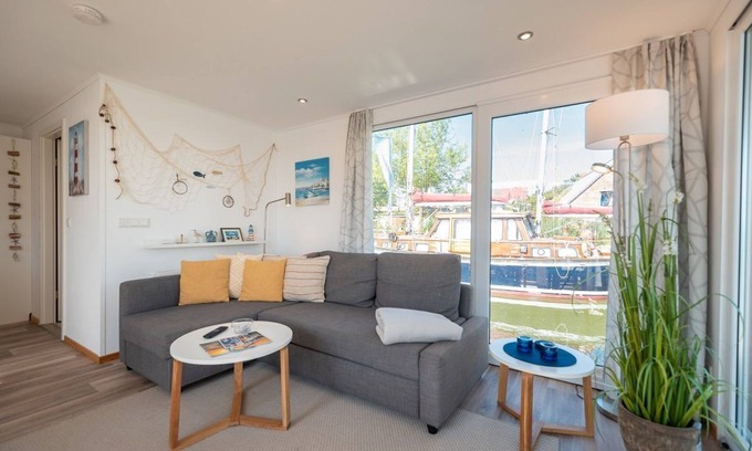 Kroeslin Boat Rental | Houseboat Glaukos