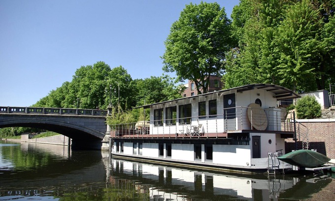 Barmbek-Sued Boat Rental | Houseboat in central Hamburg with canoe right on the water instead of vacation home with garden