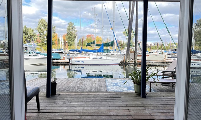 East Columbia Boat Rental | Houseboat in Portland | *NEW* Himalayan Salt Cave & Infrared Chromotherapy Sauna