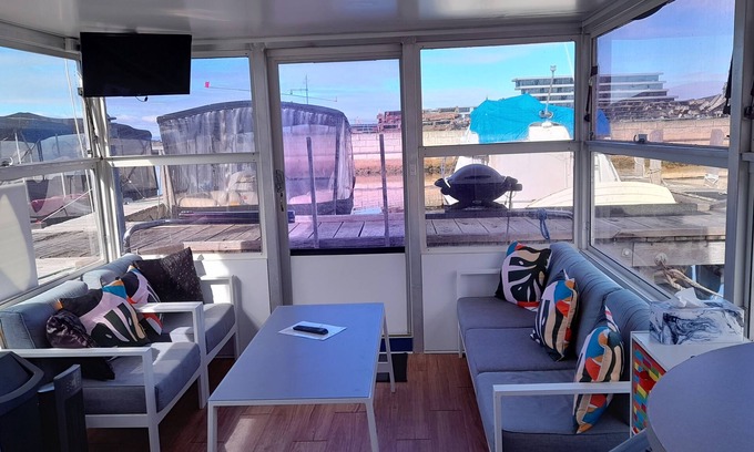 Erskine Boat Rental | Houseboat. n ACCOMMODATION ONLY. nLocation - MQR and Boundry Island Brewery.