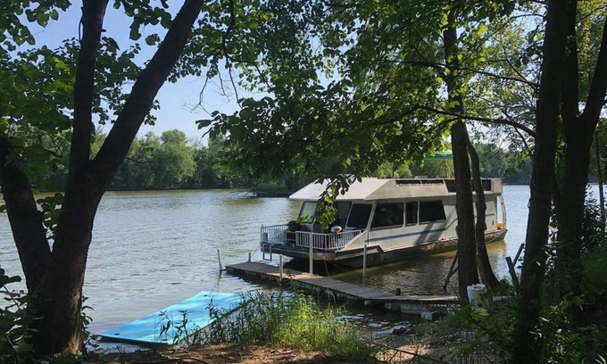 Coopersville Boat Rental | Houseboat on Grand River on private wooded lot