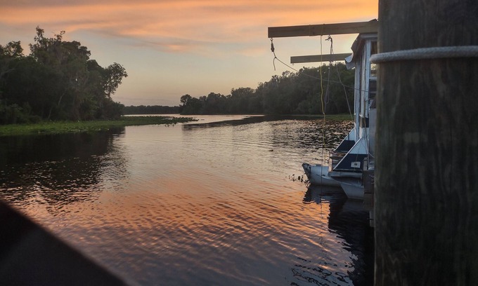 Pierson Boat Rental | Houseboat Shanty on St Johns River Florida