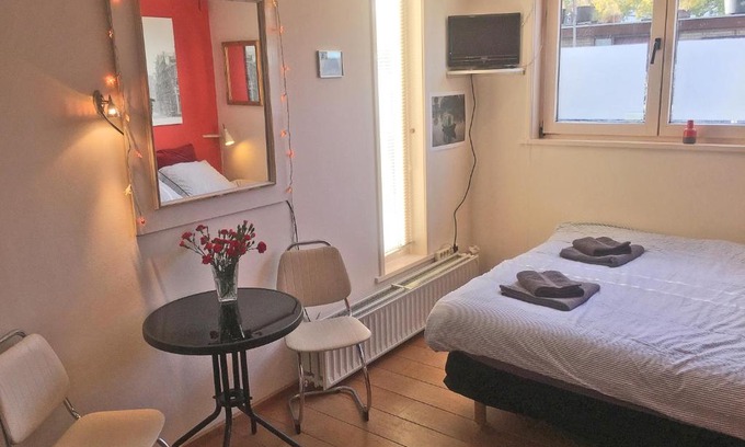 Haarlemmerbuurt Bed & Breakfast | Houseboat Westerdok