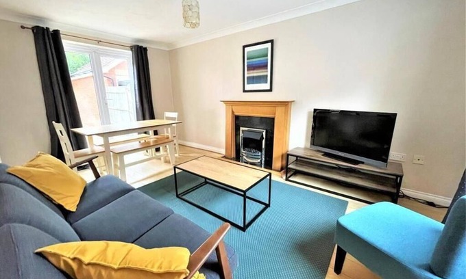 Colchester House | HouseSleeps10-Garden-Parking-Family&ContractorsOK