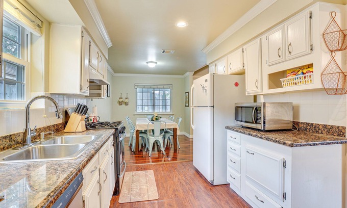 Mission Bend House | Houston Home w/Screened Porch, Near Sugar Land!