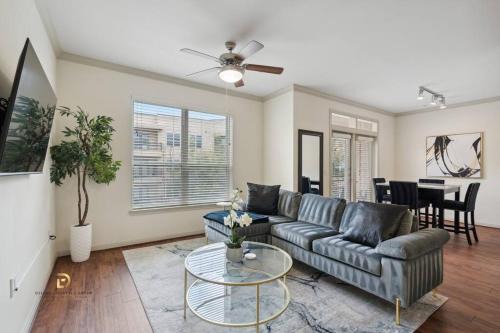 South Main Apartment | Houston Med Center Luxury King Suite with Free Parking