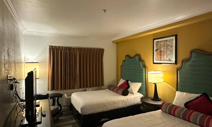 Bakersfield Hotel | Howard Johnson by Wyndham Bakersfield
