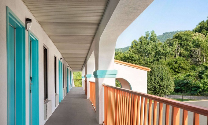 Lookout Valley Neighborhood Association Hotel | Howard Johnson by Wyndham Chattanooga Lookout Mountain I-24