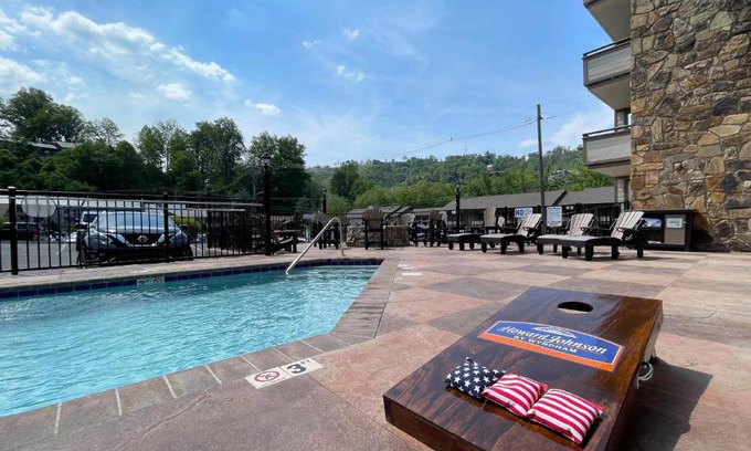 Gatlinburg Hotel | Howard Johnson by Wyndham Downtown Gatlinburg