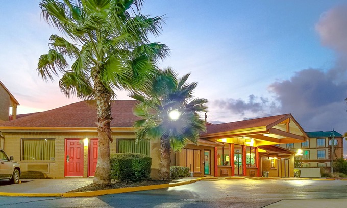 Southeast Houston Hotel | Howard Johnson by Wyndham Houston Hobby Airport