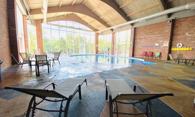 Branson Theater District Hotel | Howard Johnson by Wyndham Branson Theatre District