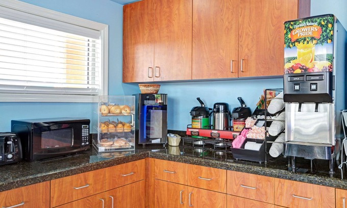 Galveston Hotel | Howard Johnson by Wyndham Galveston
