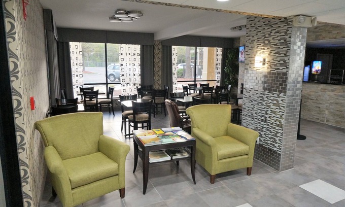 Greensboro Hotel | Howard Johnson by Wyndham Greensboro Near the Coliseum