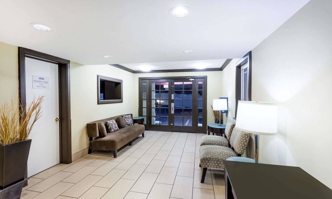 Mission Valley West Hotel | Howard Johnson by Wyndham San Diego Hotel Circle