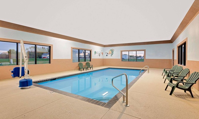 Waterloo Hotel | Howard Johnson by Wyndham Waterloo/Cedar Falls