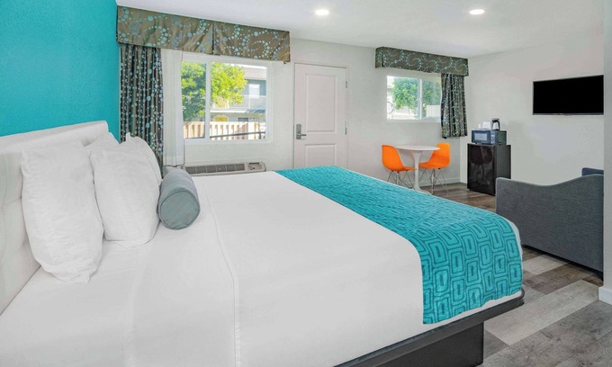 Lincoln Acres Hotel | Howard Johnson Suites by Wyndham San Diego Chula Vista/BayFt