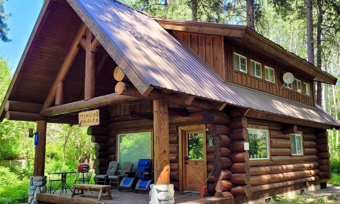 Winthrop House | Howling Wolf Cabin-Dog Friendly, Close to the River and Walk to the Ski Trail!