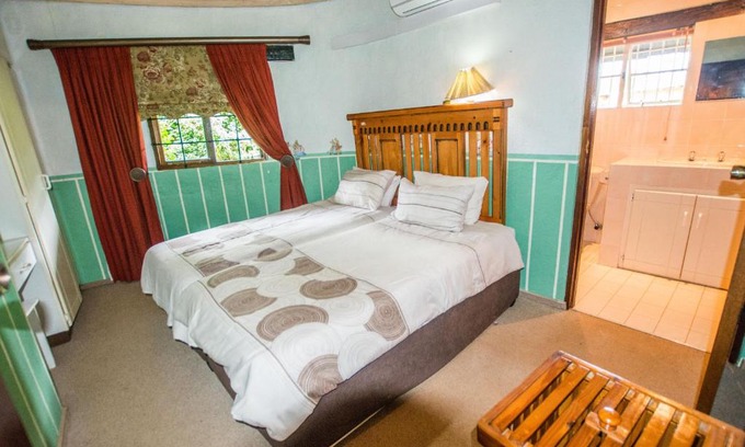Kareeberg Cabin | Hoyohoyo Koeltehuis Farm Lodge